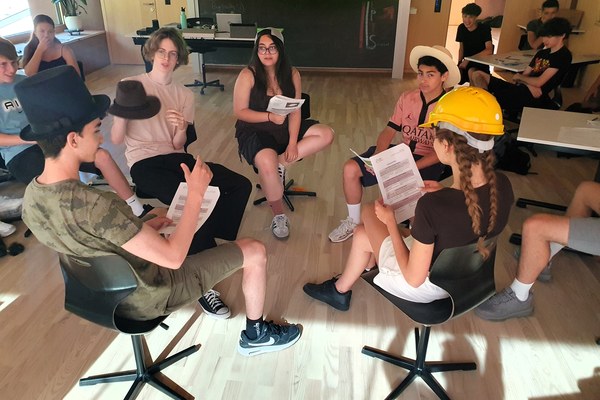 Jugendliche diskutieren über die Alpen von morgen