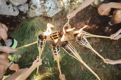 Glühendes Zeichen für den Schutz der Bergwelt