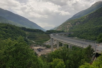 Junge Menschen diskutieren über Flächenverbrauch im Val di Susa/I
