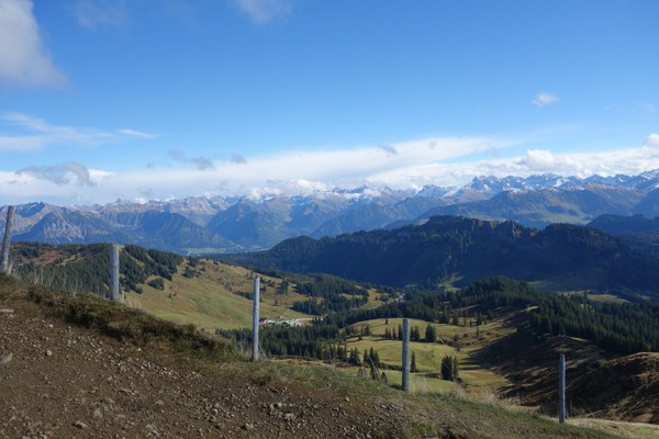 Wanderer am Riedberger Horn gegen Erschließung