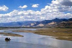 Water resources under threat in the Himalayas