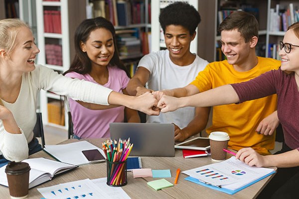Dans les Hautes-Alpes, une solution d'hébergement fondée sur l'accompagnement social pour ancrer les jeunes dans leur territoire