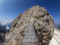 Des ponts qui ne mènent nulle part