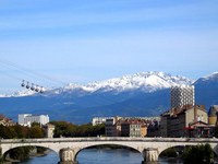 Grenoble remplace les panneaux publicitaires par des arbres