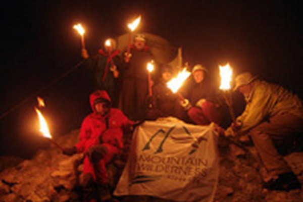 Una catena di falò in difesa delle aree protette e contro il traffico di transito