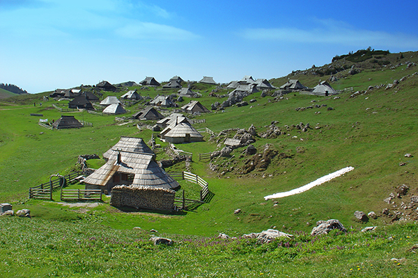 «Glamping» nelle Alpi slovene: un aspetto critico