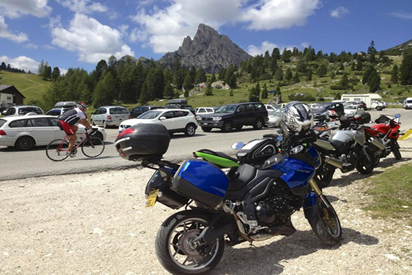 Passi dolomitici assediati dalle auto