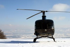 Tri tisoč ljudi zahteva prepoved helikopterskega smučanja v Dolomitih