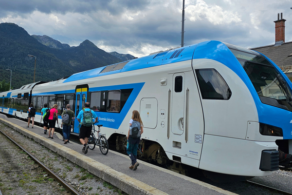 V gore z busom ali vlakom – ob vikendih še posebej ugodno